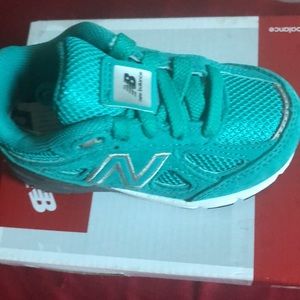 Toddlers new balance sneakers sz.5 Teal. Brand new